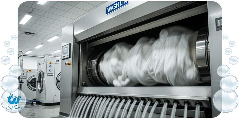 دستگاه آبگیر صنعتی در کارگاه واش‌لین در حال خارج کردن آب البسه؛ نمایش سرعت و کارایی تجهیزات مدرن پیش از خشک‌کردن.