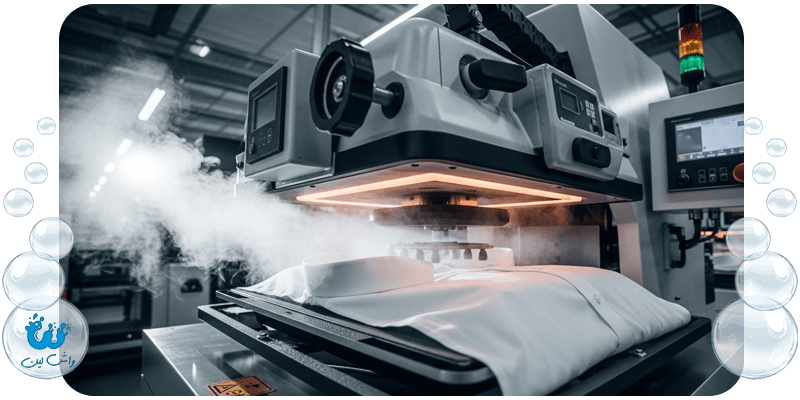 دستگاه اتو پرس ماشینی در حال صاف کردن بی‌نقص پیراهن سفید؛ نشان‌دهنده کیفیت و سرعت اتوکشی حرفه‌ای.