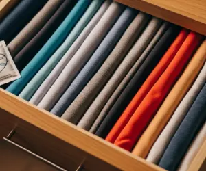 آموزش تا کردن لباس به روش ماری کوندو نظم‌دهی به کمد