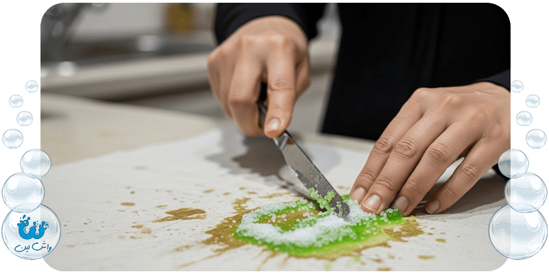 تراشیدن آدامس از روی پارچه با استفاده از مخلوط نمک و مایع ظرفشویی