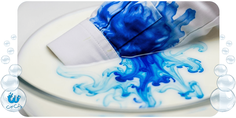 خیساندن لباس جوهری در شیر برای از بین بردن لکه