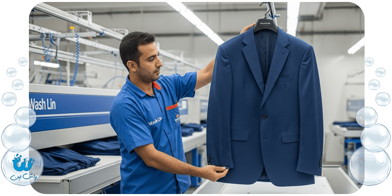 یک کارمند مرد ایرانی واش‌لین در حال آویزان کردن یک کت کاملاً اتو شده، که نتیجه نهایی اتو کشی لباس ها با تجهیزات اتومات را نشان می‌دهد.