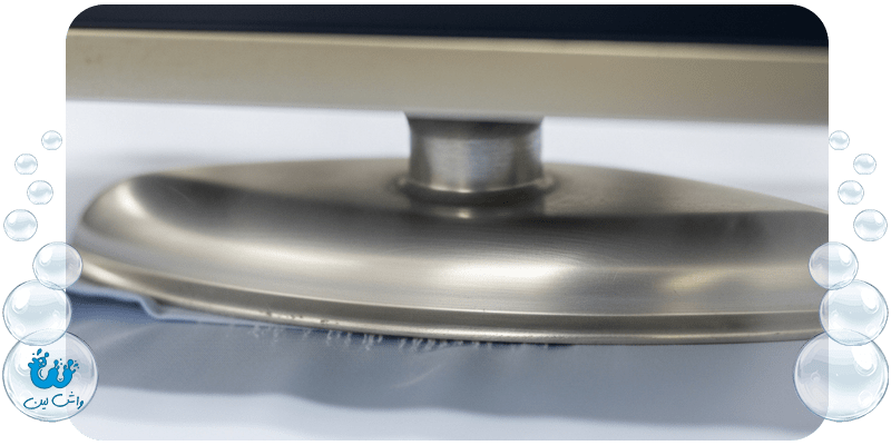 تصویر کلوزآپ و با جزئیات از یک دستگاه اتو پرس صنعتی در حال کار، نماد اتوکشی دقیق.