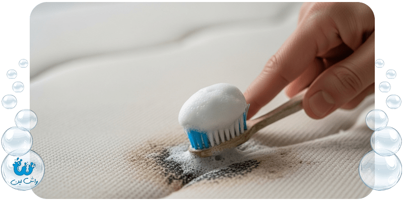 استفاده از مسواک آغشته به محلول پراکسید هیدروژن و صابون برای پاک کردن یک لکه مقاوم از روی سطح تشک.