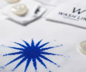 با لکه ی جوهر روی لباس چه کنیم ؟