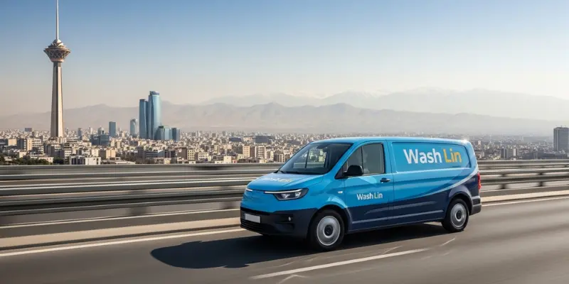 یک ون تحویل مدرن با لوگوی واشلین در حال حرکت در بزرگراهی با نمای پانورامای تهران، نماد پوشش گسترده خدمات خشکشویی تهران. بهترین خشکشویی آنلاین تهران با حمل رایگان | واشلین