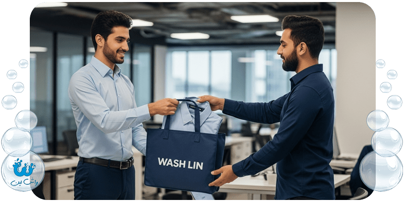 یک کارمند مرد در یک دفتر کار مدرن در مرکز تهران در حال تحویل لباسهای خود به پیک واشلین، نماد خدمات خشکشویی مرکز.