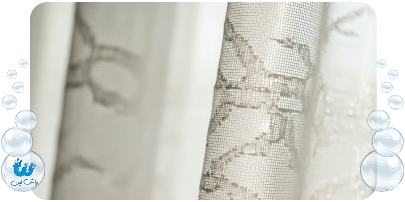 نمای نزدیک از بافت تمیز و شفاف پرده حریر با عبور نور ملایم؛ نمایش حفظ لطافت پارچه در شستشوی تخصصی.