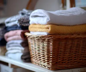 خشکشویی پرده بهتر است یا شستن آن با دست؟