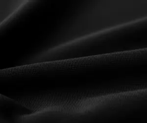 تصویر ماکرو از بافت پارچه چادر مشکی، نماد خدمات شستشوی ویژه پوشاک مذهبی.