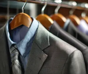 خشکشویی کت و شلوار بهتر است یا شستن با دست؟