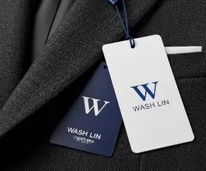 تگ خشکشویی واش‌لین بر روی یقه یک کت هاکوپیان، نماد مراقبت حرفه‌ای از پوشاک مردانه لوکس.
