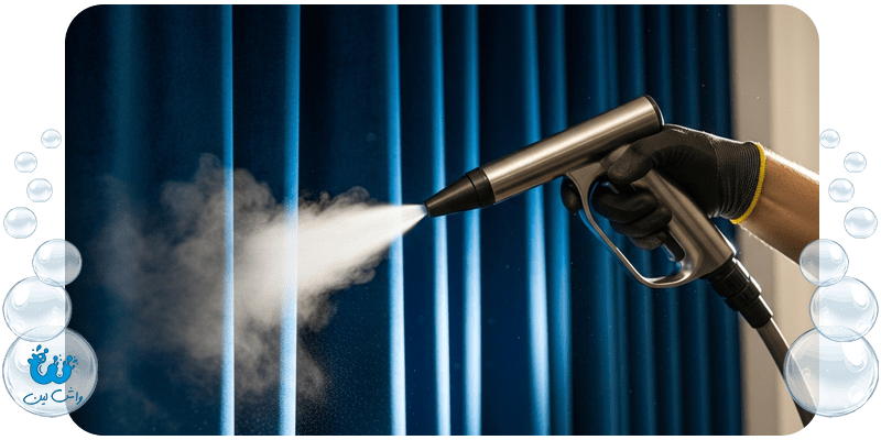 متخصص واش‌لین با یونیفرم و لوگوی واش‌لین در حال نصب پرده تمیز شده، نماد خدمات نصب و جمع آوری پرده.