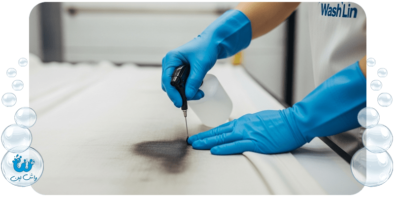 لکه‌گیری دقیق پرده توسط متخصص واش‌لین قبل از شستشو؛ تاکید بر اهمیت پیش‌پردازش برای حذف لکه‌های مقاوم.