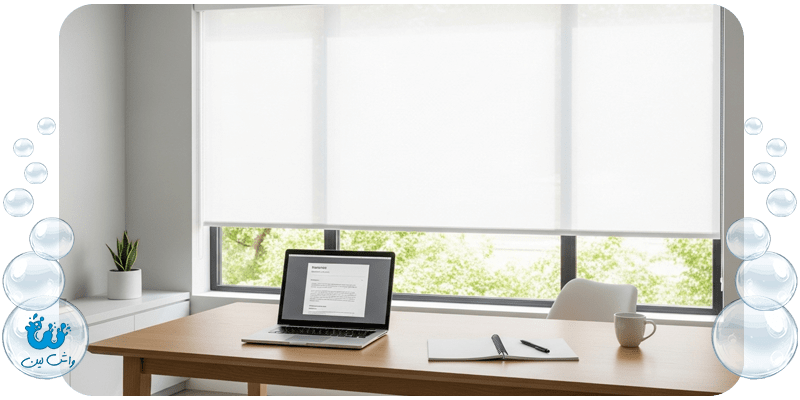 یک پرده شید ساده و مدرن در یک اتاق کار، که نور خورشید را برای کار با لپ‌تاپ کنترل می‌کند.