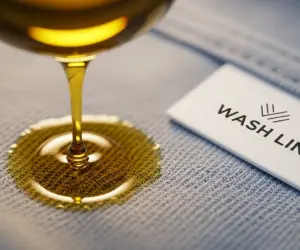 پاک کردن لکه روغن از لباس ۵ ترفند فوری و خانگی