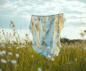 از بین بردن لکه‌های چمن از روی لباس