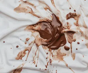 چطور لکه‌های شکلات و شیرینی را از روی لباس پاک کنیم؟