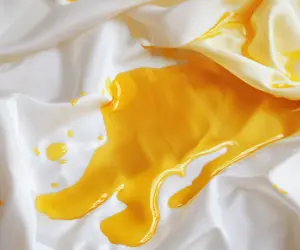 چگونه لکه روغن را از روی لباس‌های سفید پاک کنیم؟