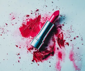 چگونه لکه رژ لب را از روی لباس پاک کنیم؟