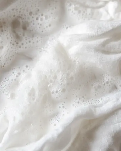 راهکارهای پاک کردن لکه عطر از لباس‌ها