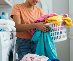 چگونه از بوی بد لباس‌ها بعد از شستشو جلوگیری کنیم؟