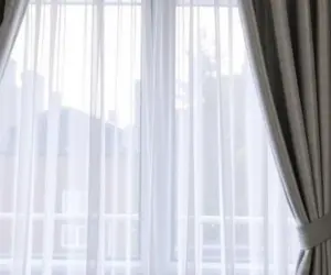 چرا باید پرده‌ها را سالانه به صورت تخصصی شست؟