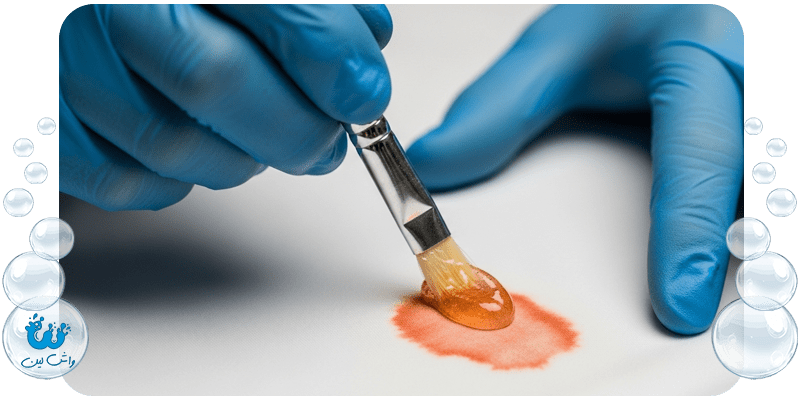 متخصص واش‌لین در حال استفاده از ماده مخصوص برای پاک کردن لکه زنگ‌زدگی؛ نمایش راهکار حرفه‌ای برای لکه‌های خاص.