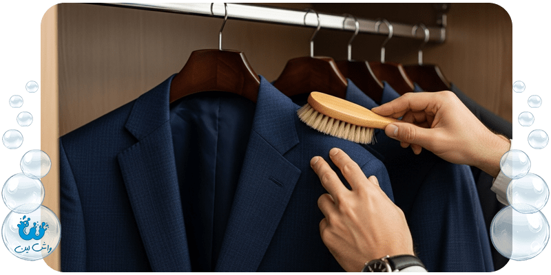 یک کت و شلوار آویزان روی چوبلباسی فرمدار و دستی در حال برس کشیدن کت دیگر