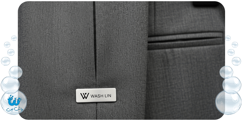 کلوزآپ یک خط اتوی تیز و بی‌نقص روی شلوار کت و شلوار که توسط واش‌لین اتو شده است.