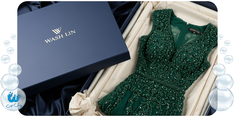 یک لباس مجلسی گران‌قیمت که با دستمال تیشو در جعبه بسته‌بندی لوکس واش‌لین قرار گرفته است.