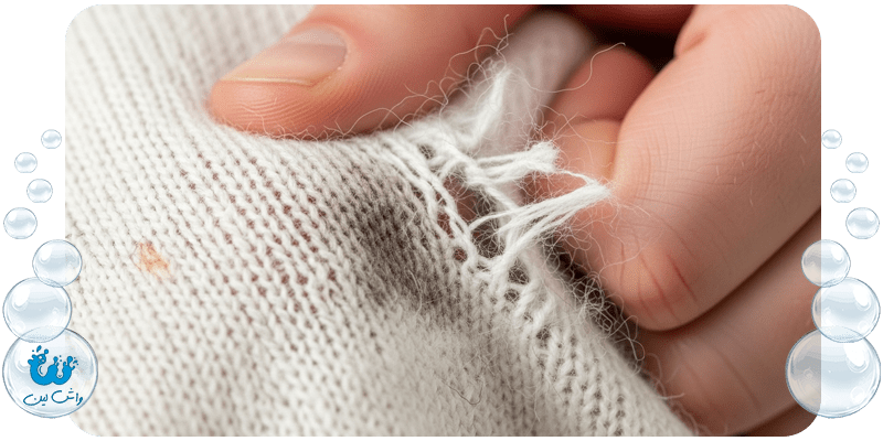 یکی از اشتباهات رایج لکه‌بری: مالش شدید یک لکه روی لباس پشمی که باعث آسیب به الیاف شده است.