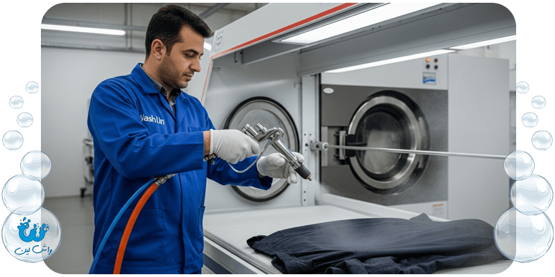 متخصص خشکشویی واشلین در حال استفاده از تفنگ لکه‌بری، نماد لکه زدایی حرفه ای پارچه.