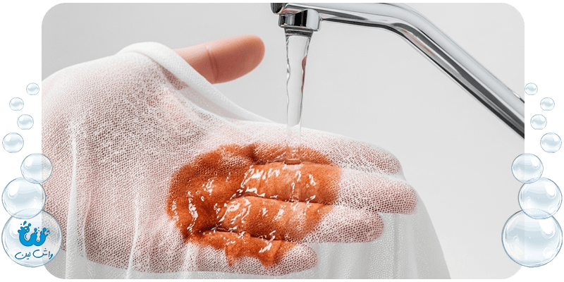 شستن لکه پروتئینی (شبیه لکه غذا) با آب سرد، روش صحیح پاک کردن لکه‌های پروتئینی از پارچه ظریف.