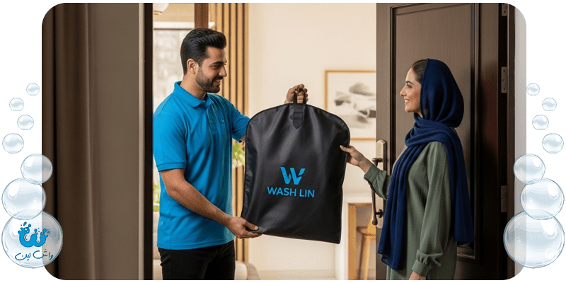 مراحل خانگی پاک کردن لکه روغن از روی کت؛ دستی در حال پاشیدن پودر بچه روی لکه و مایع ظرفشویی در پس‌زمینه.