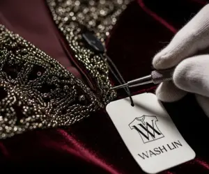 خشکشویی تخصصی لباس شب و مجلسی؛ لکه‌بری دقیق بدون آسیب به منجوق و پولک در واش لین.