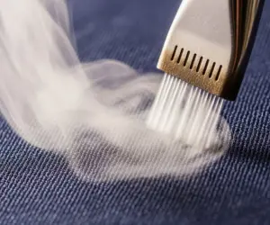 نمای نزدیک از اتو بخار پرسی و بافت کت‌وشلوار پشمی در خشکشویی