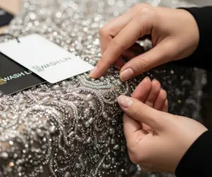 هزینه خشکشویی لباس مجلسی و سنگ دوزی شده؛ حفظ کیفیت و درخشش پارچه با خدمات واش لین.