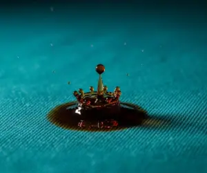 عکس ماکرو از لحظه ریختن لکه قهوه روی لباس رنگی - واش لین