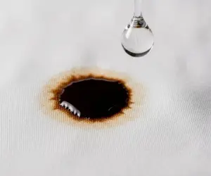 عکس ماکرو لکه روی لباس سفید و قطره مایع سفیدکننده - واش لین