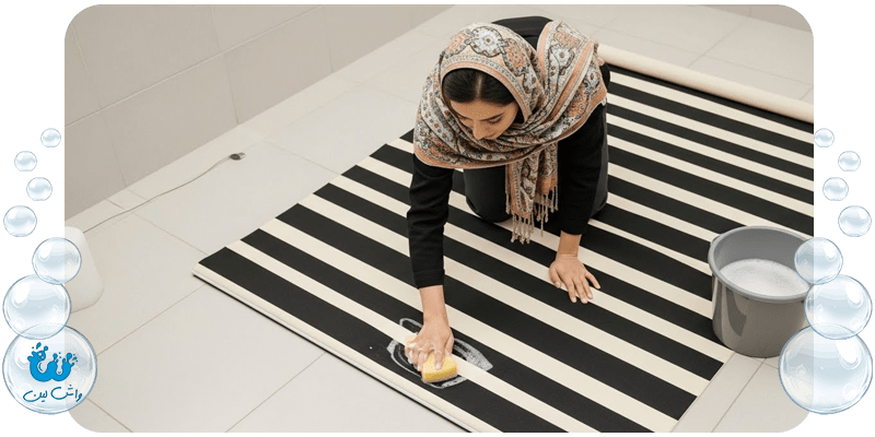 شستشوی دستی پرده زبرا در کف حمام با اسفنج و آب ولرم - واش لین