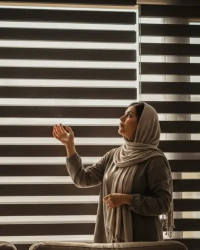 طریقه بازکردن و شستن پرده زبرا + ۵ نکته‌ای که نصاب‌ها نمی‌گویند