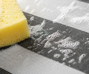 عکس ماکرو شستشوی پرده زبرا با اسفنج و کف - واش لین