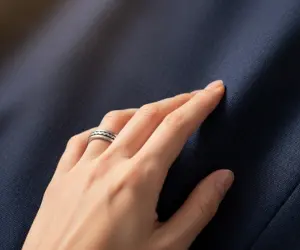 بافت پارچه کت و شلوار تمیز و اتوکشی شده توسط خشکشویی واش لین