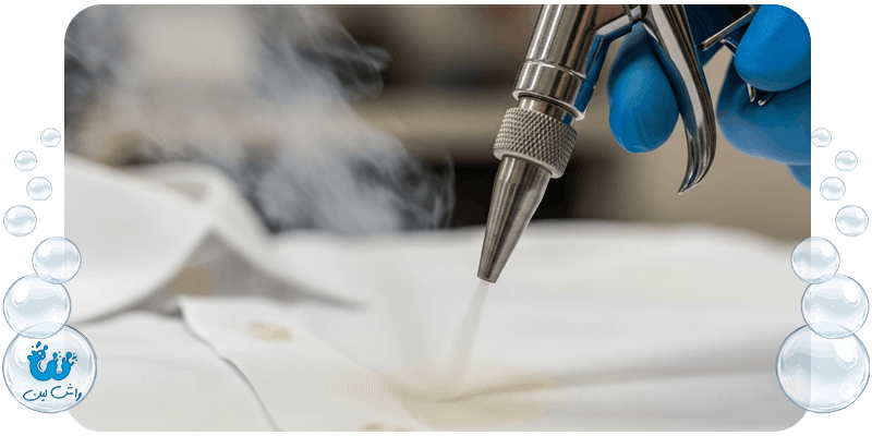 لکه‌بری تخصصی لباس با مواد شیمیایی و تجهیزات حرفه‌ای در کارگاه واش لین