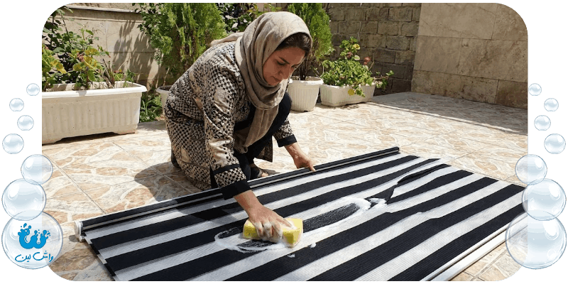 شستشوی خانگی پرده زبرا با اسفنج نرم و کف ملایم روی سطح کاملاً صاف